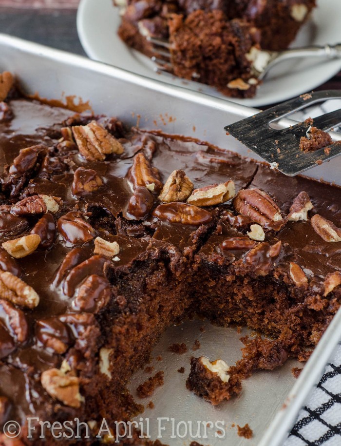 Pastel de láminas de Texas: pastel de láminas increĂblemente hĂşmedo y con chocolate cubierto con un glaseado de pecan.