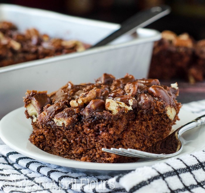 Pastel de láminas de Texas: pastel de láminas increĂblemente hĂşmedo y con chocolate cubierto con un glaseado de pecan.