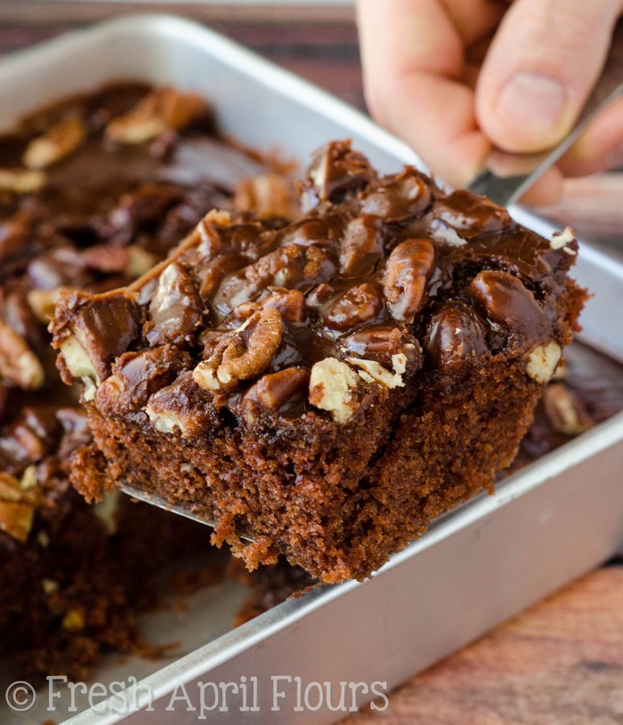 Pastel de láminas de Texas: pastel de láminas increĂblemente hĂşmedo y con chocolate cubierto con un glaseado de pecan.