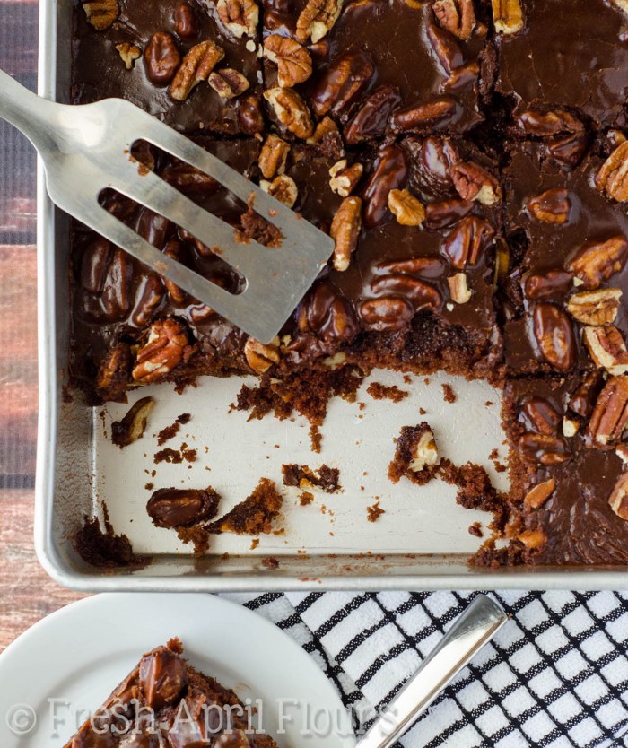Pastel de láminas de Texas: pastel de láminas increĂblemente hĂşmedo y con chocolate cubierto con un glaseado de pecan.