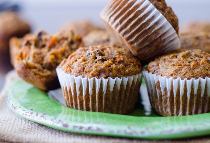 Muffins de Morning Glory: deliciosos muffins de trigo integral llenos de frutas, verduras, nueces y semillas de lino para llenarte a la hora del desayuno.