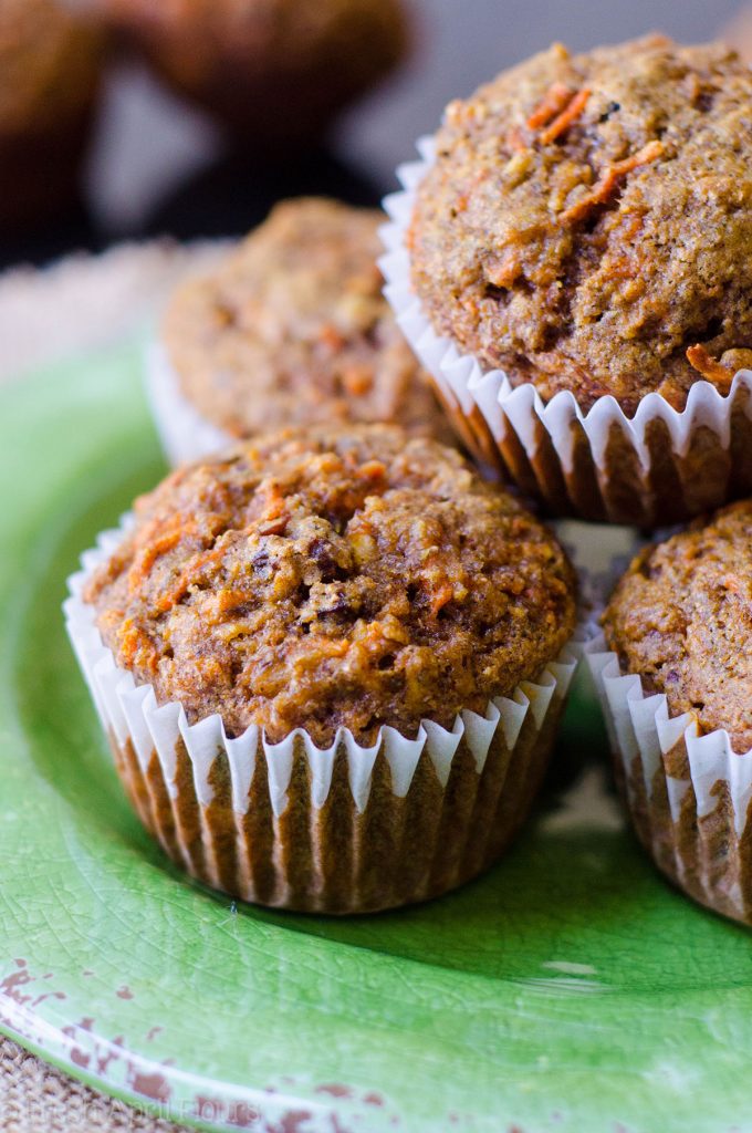 Muffins de Morning Glory: deliciosos muffins de trigo integral llenos de frutas, verduras, nueces y semillas de lino para llenarte a la hora del desayuno.