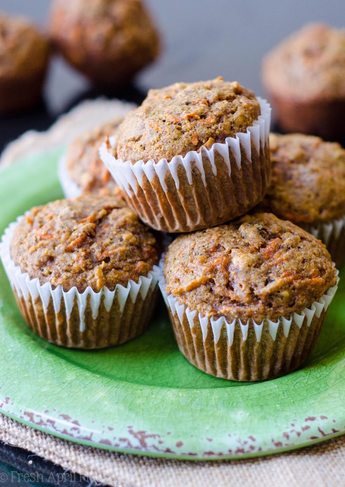 Muffins de Morning Glory: deliciosos muffins de trigo integral llenos de frutas, verduras, nueces y semillas de lino para llenarte a la hora del desayuno.