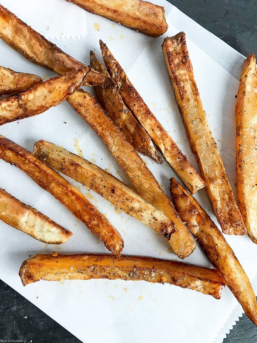 Prepare una tanda de papas fritas picantes al horno con picante la próxima vez que desee un bocadillo picante. ¡Estas papas fáciles de hacer son perfectas para los refrigerios nocturnos!