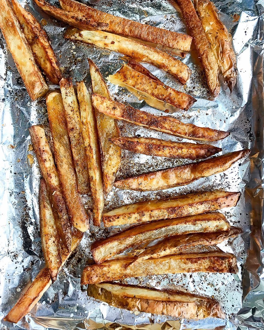 Prepare una tanda de papas fritas picantes al horno con picante la próxima vez que desee un bocadillo picante. ¡Estas papas fáciles de hacer son perfectas para los refrigerios nocturnos!
