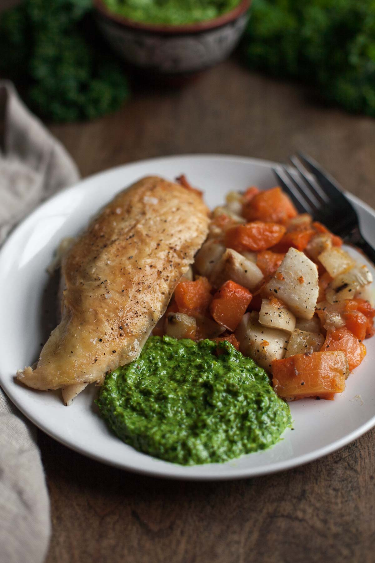 Pollo, pesto y verduras asadas.
