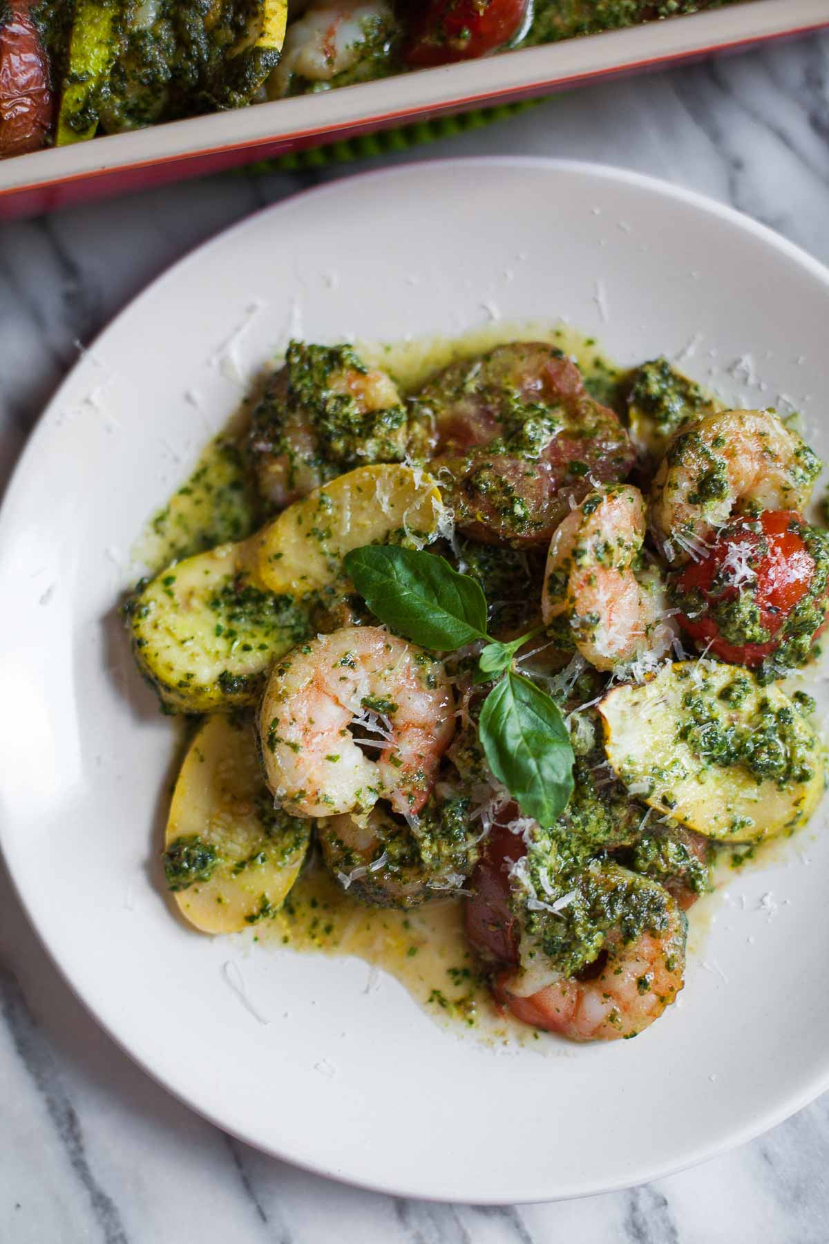 Pesto De Camarones Al Horno Con Calabaza Y Tomates # 30MinuteMondays | acalculatedwhisk.com