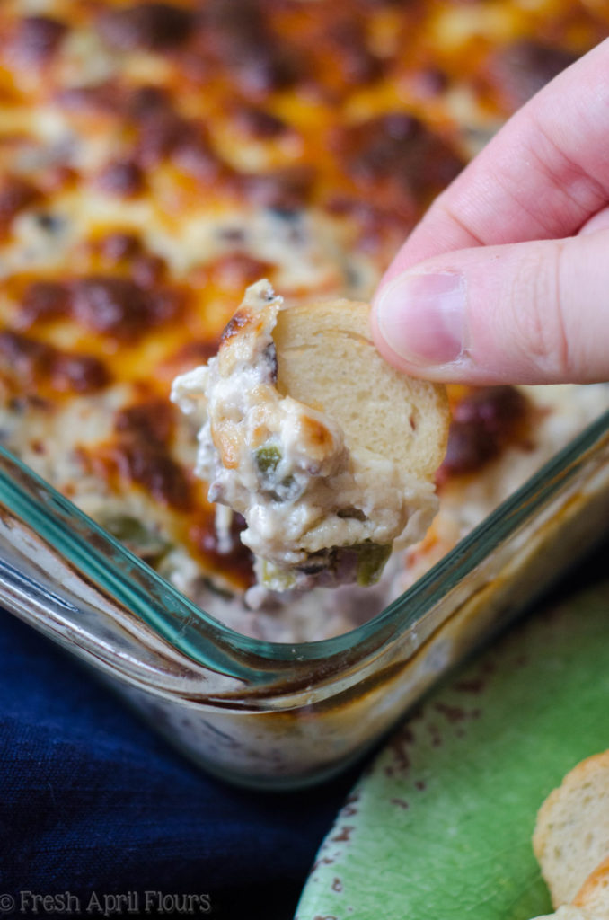 Philly Cheesesteak Dip: salsa cremosa rellena con sabrosas cebollas, pimiento verde, champiñones y carne asada, cubierta con una capa crujiente de queso provolone.