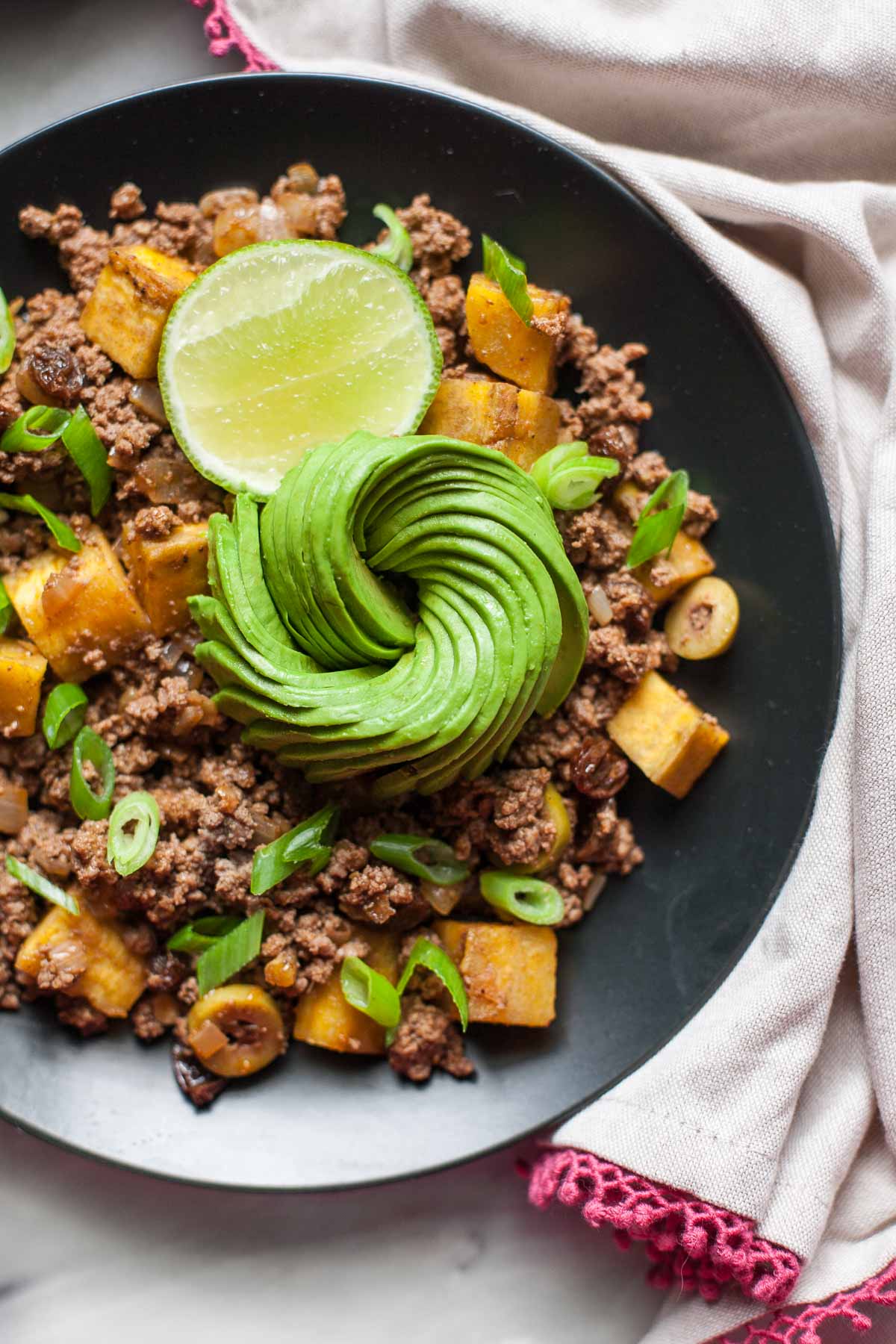 Picadillo con plátanos de noches de pozo (Paleo, Whole30)