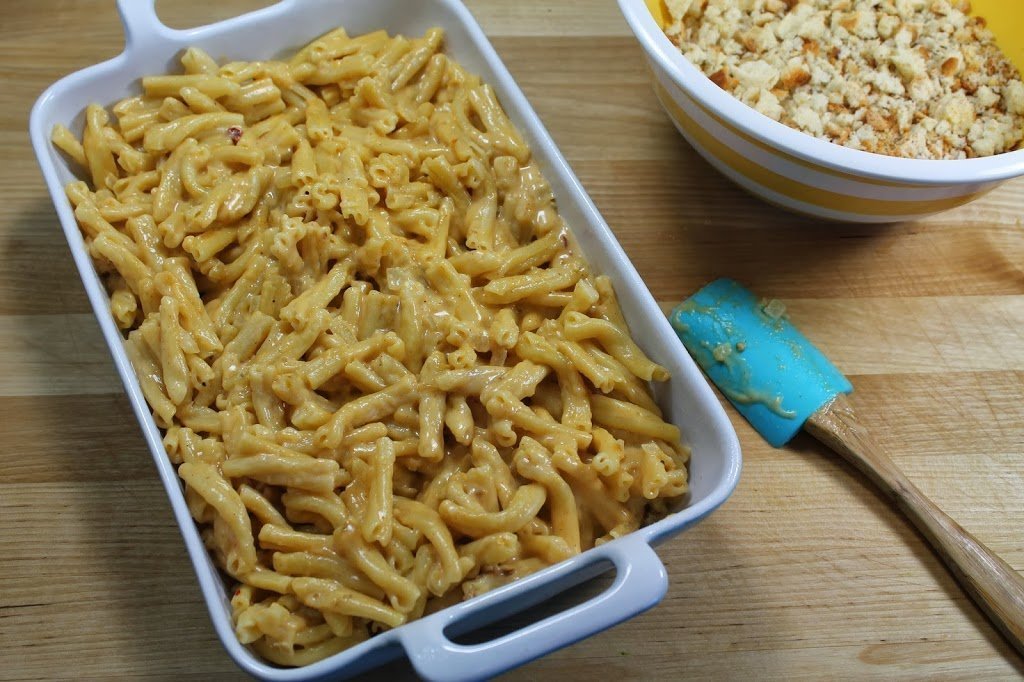 Picante de jalapeño al horno Mac y queso hechos con cuajada de queso jalapeño