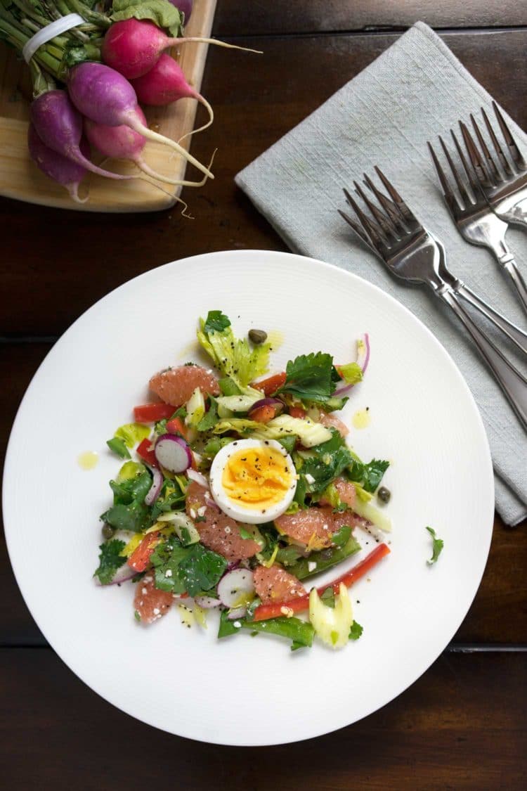  Ensalada de apio y pimiento. El apio subestimado se eleva aquí con hierbas, cítricos y otras cosas que debes probar. ¡Qué buena comida! 