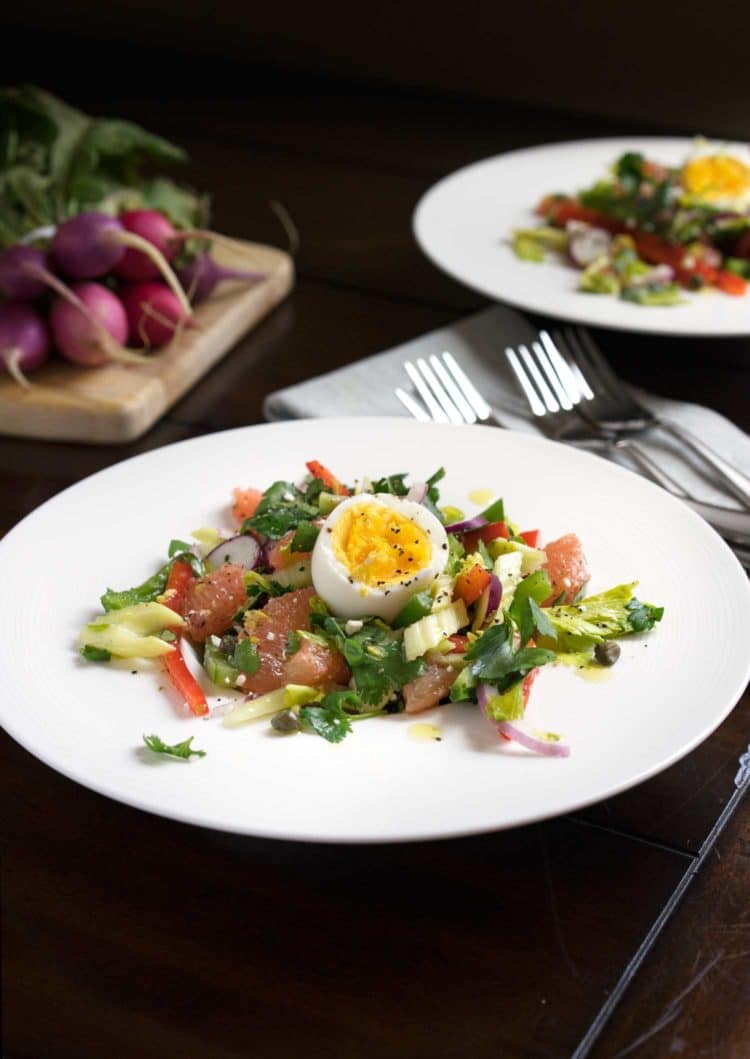  Ensalada de apio y pimiento. El apio subestimado se eleva aquí con hierbas, cítricos y otras cosas que debes probar. ¡Qué buena comida! 