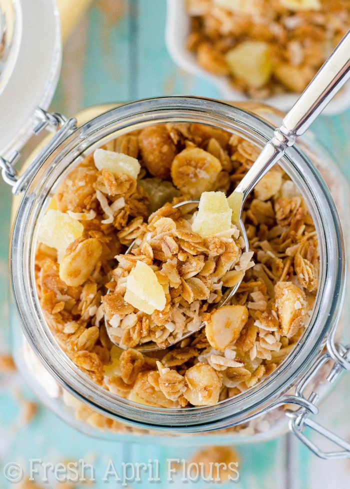 Granola Piña Colada: Granola casera endulzada con sirope de palma de coco y cargada con nueces de macadamia y coco tostadas y, por supuesto, ¡piña!