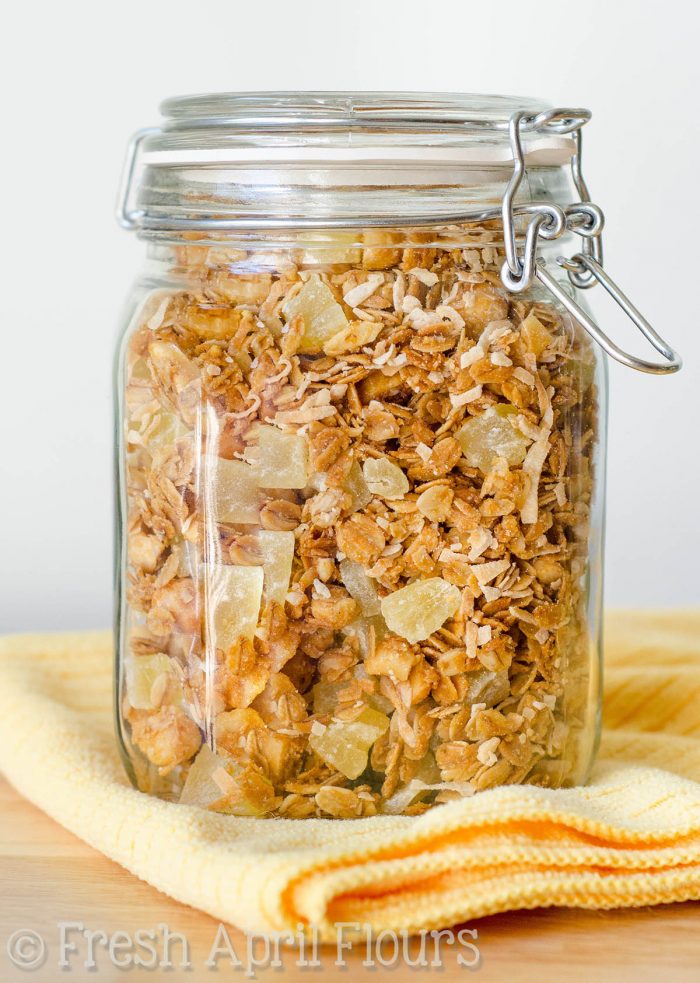 Granola Piña Colada: Granola casera endulzada con sirope de palma de coco y cargada con nueces de macadamia y coco tostadas y, por supuesto, ¡piña!