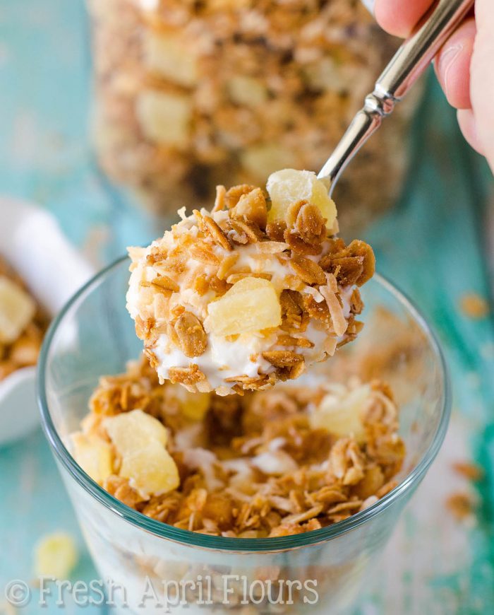 Granola Piña Colada: Granola casera endulzada con sirope de palma de coco y cargada con nueces de macadamia y coco tostadas y, por supuesto, ¡piña!