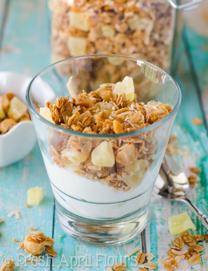 Granola Piña Colada: Granola casera endulzada con sirope de palma de coco y cargada con nueces de macadamia y coco tostadas y, por supuesto, ¡piña!
