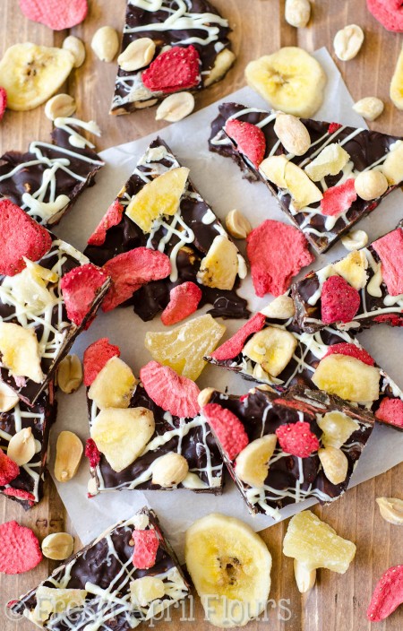 Banana Split: Corteza fácil de chocolate hecha con bananas, piñas, fresas y cacahuetes.