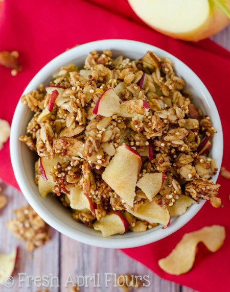 Granola de quinua de manzana: Granola fácil condimentada con canela, nuez moscada y clavos de olor y con sabor a manzana. ¡Un regalo de otoño imprescindible!