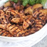 Pollo asado a la parilla con papas a la barbacoa y manzana