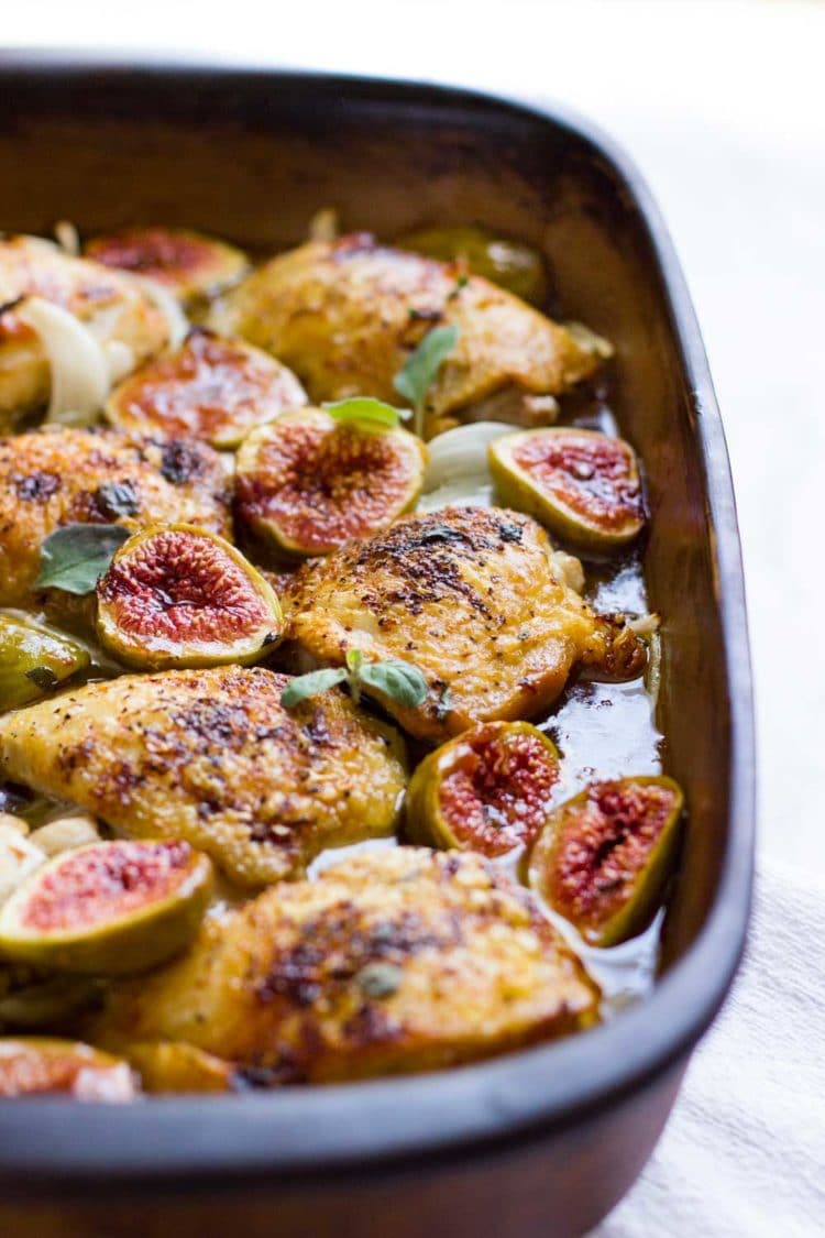 Este pollo asado con higos y pollo tiene cebollas, chalotes e higos asado en una salsa de ajo y miel. Es un placer para la multitud. ¡Fácilmente doble para una multitud! www.keviniscooking.com 