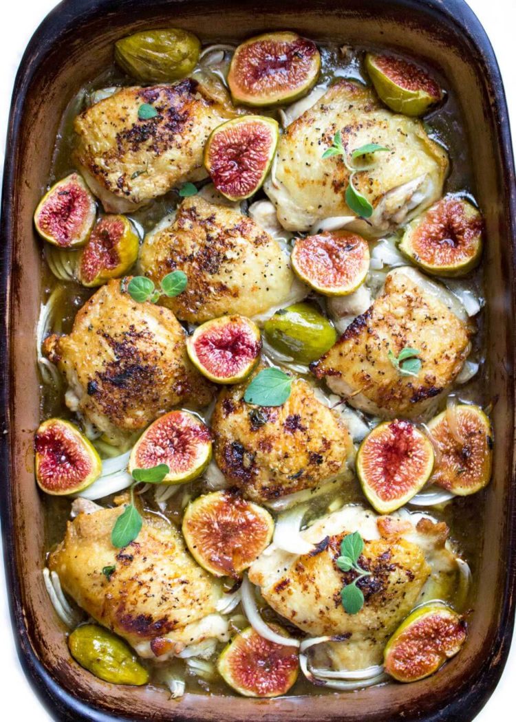Este pollo asado con higos y pollo tiene cebollas, chalotes e higos asado en una salsa de ajo y miel. Es un placer para la multitud. ¡Fácilmente doble para una multitud! www.keviniscooking.com 
