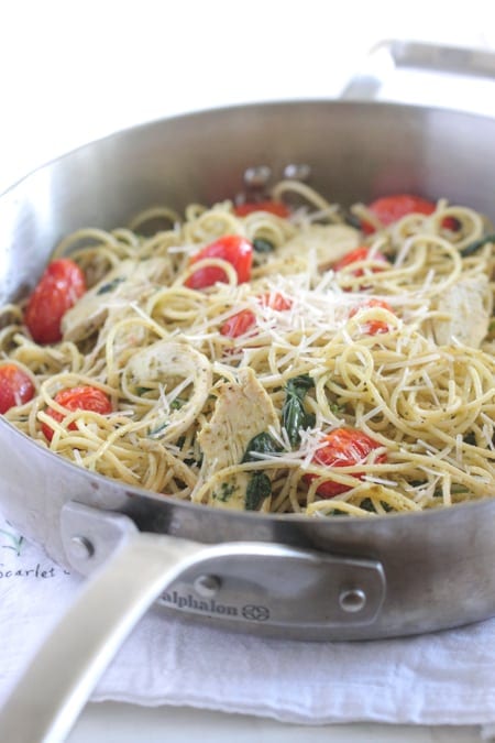 Pesto de pollo y tomate asados ​​Espaguetis florentinos 