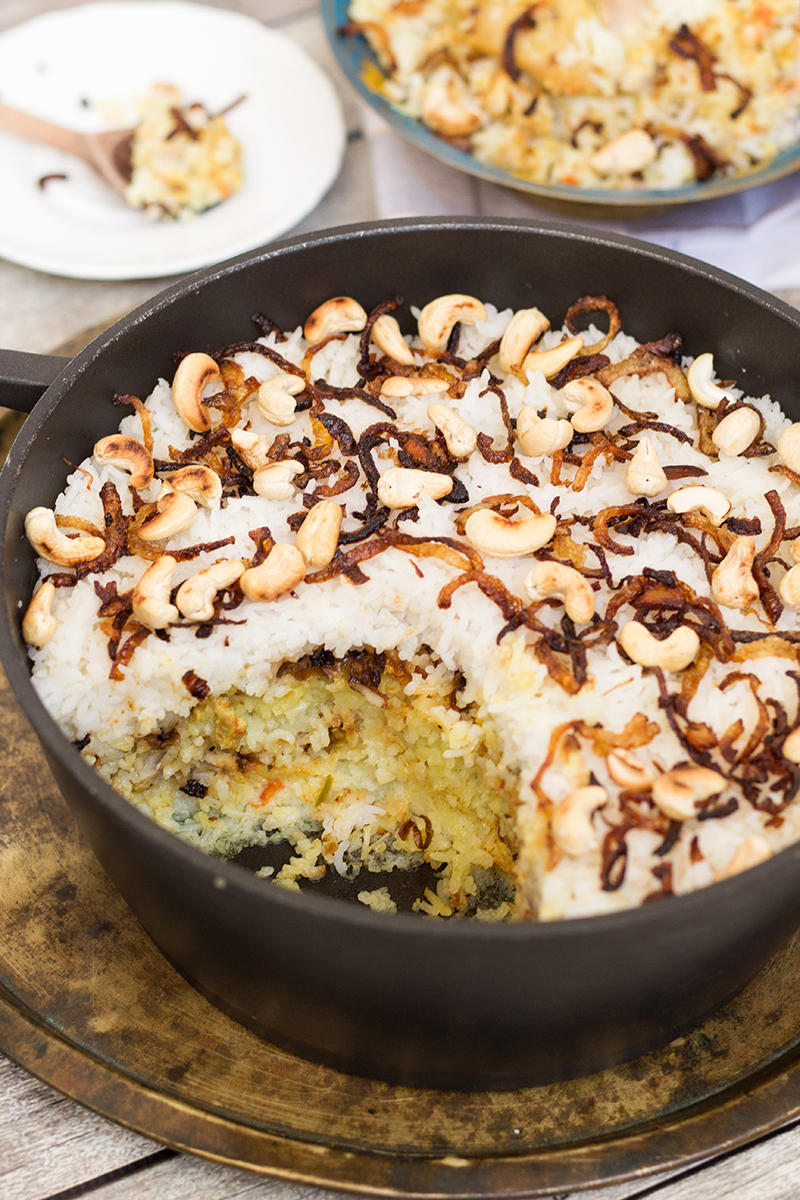 El pollo Biryani es uno de los platos indios más famosos. ¡La mezcla única de especias, arroz, carne y verduras te hará volar la mente! | cocinartheglobe.com