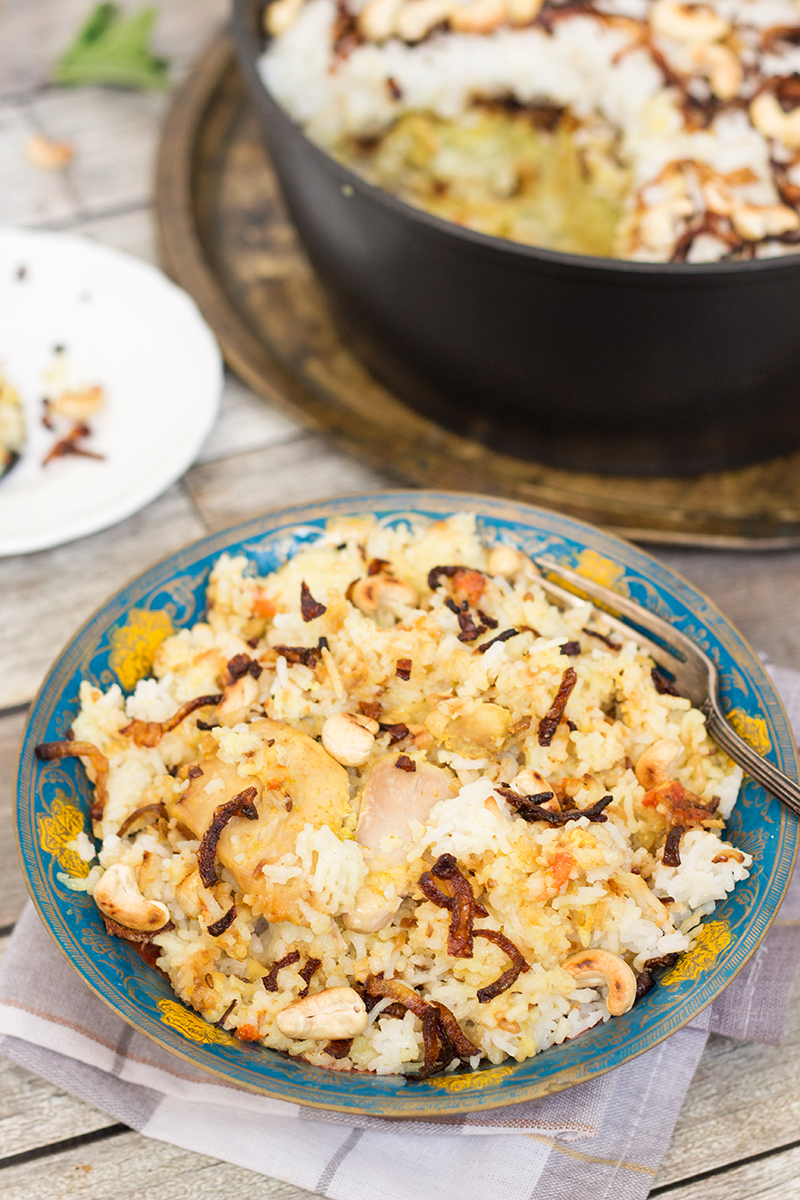 El pollo Biryani es uno de los platos indios más famosos. ¡La mezcla única de especias, arroz, carne y verduras te hará volar la mente! | cocinartheglobe.com