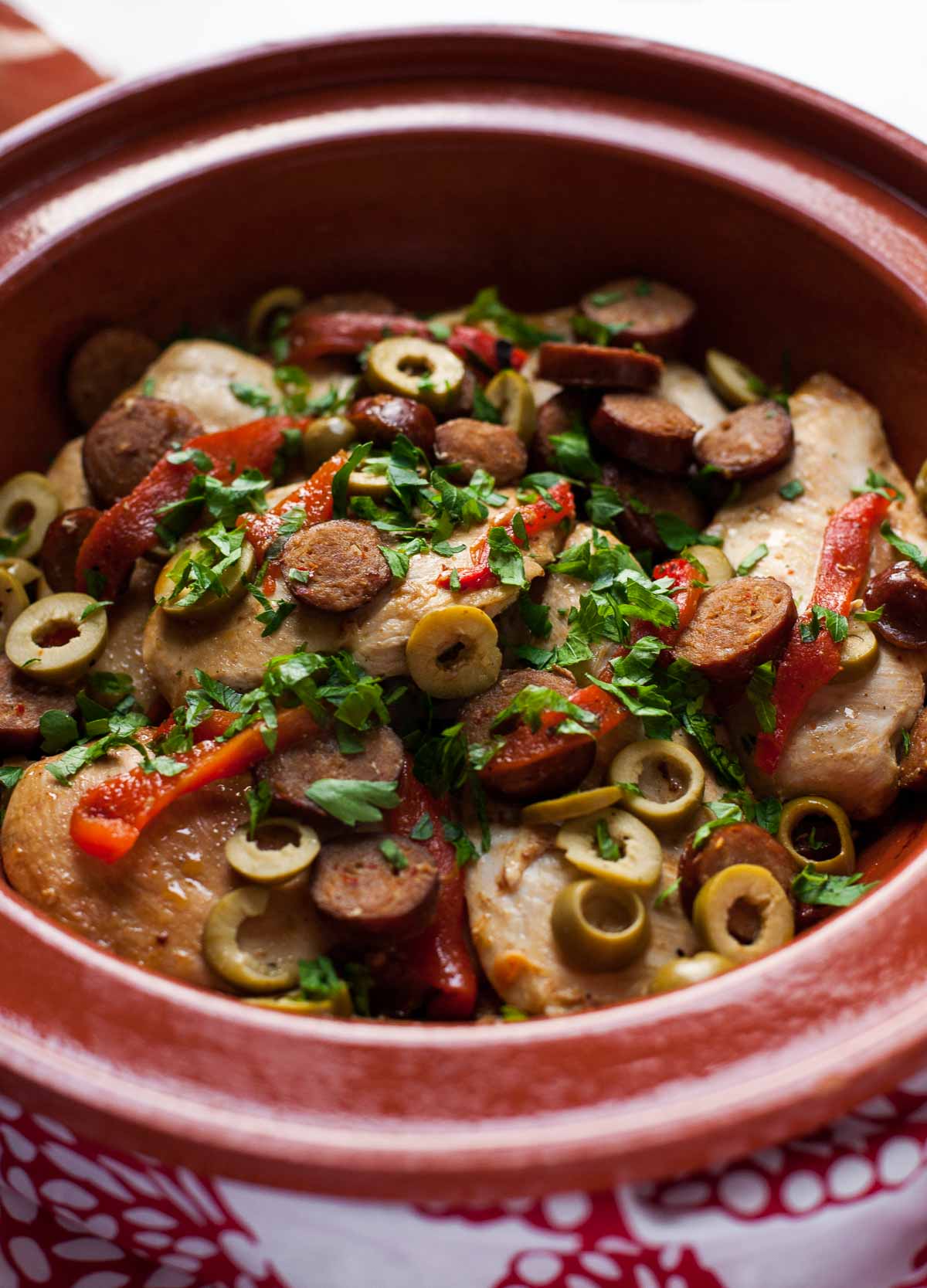 Pollo Chorizo ​​Con Aceitunas Y Pimientos Asados ​​+ Arroz Amarillo | acalculatedwhisk.com ¡Una cena paleo simple y sabrosa!