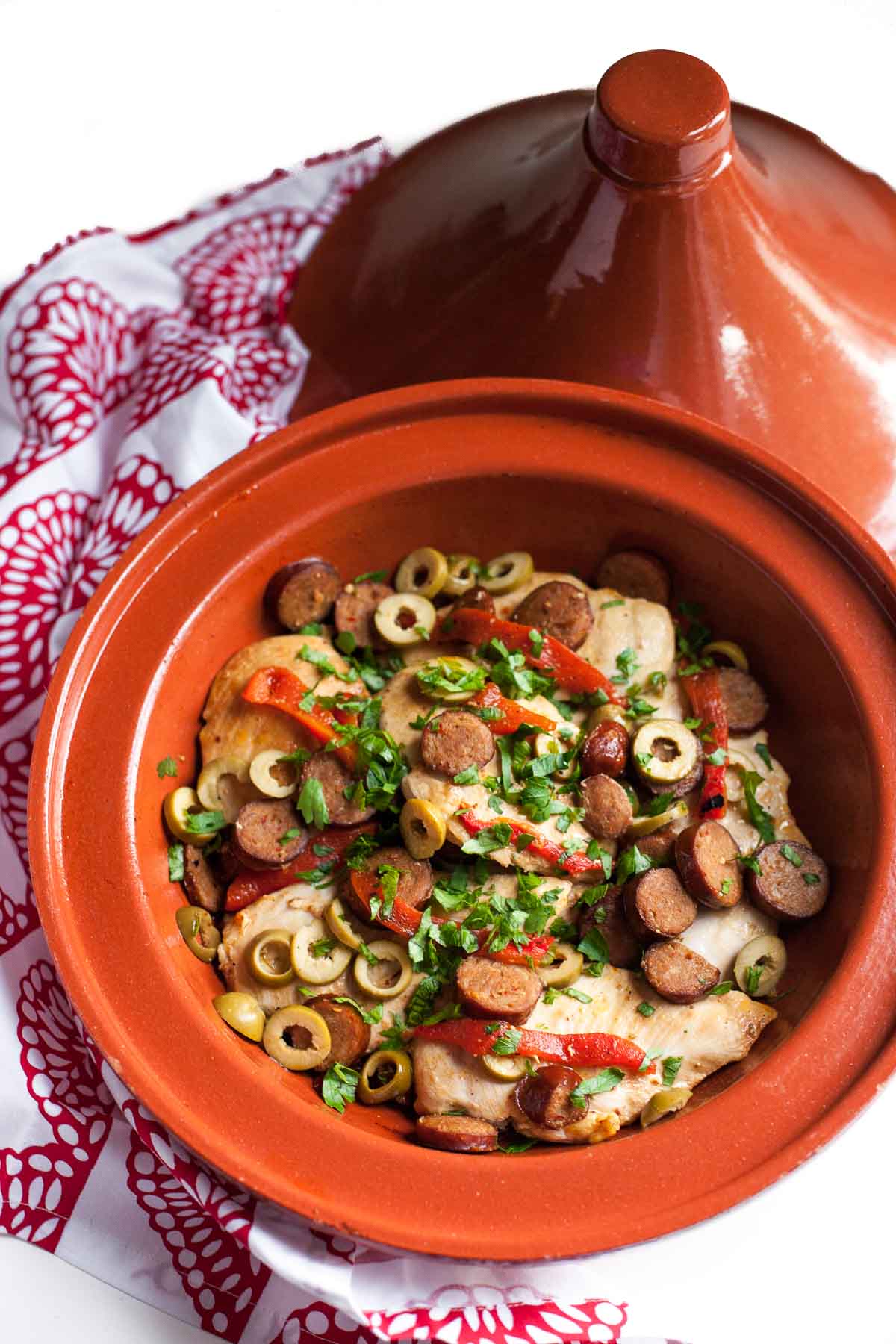 Pollo Chorizo ​​Con Aceitunas Y Pimientos Asados ​​+ Arroz Amarillo | acalculatedwhisk.com ¡Una cena paleo simple y sabrosa!