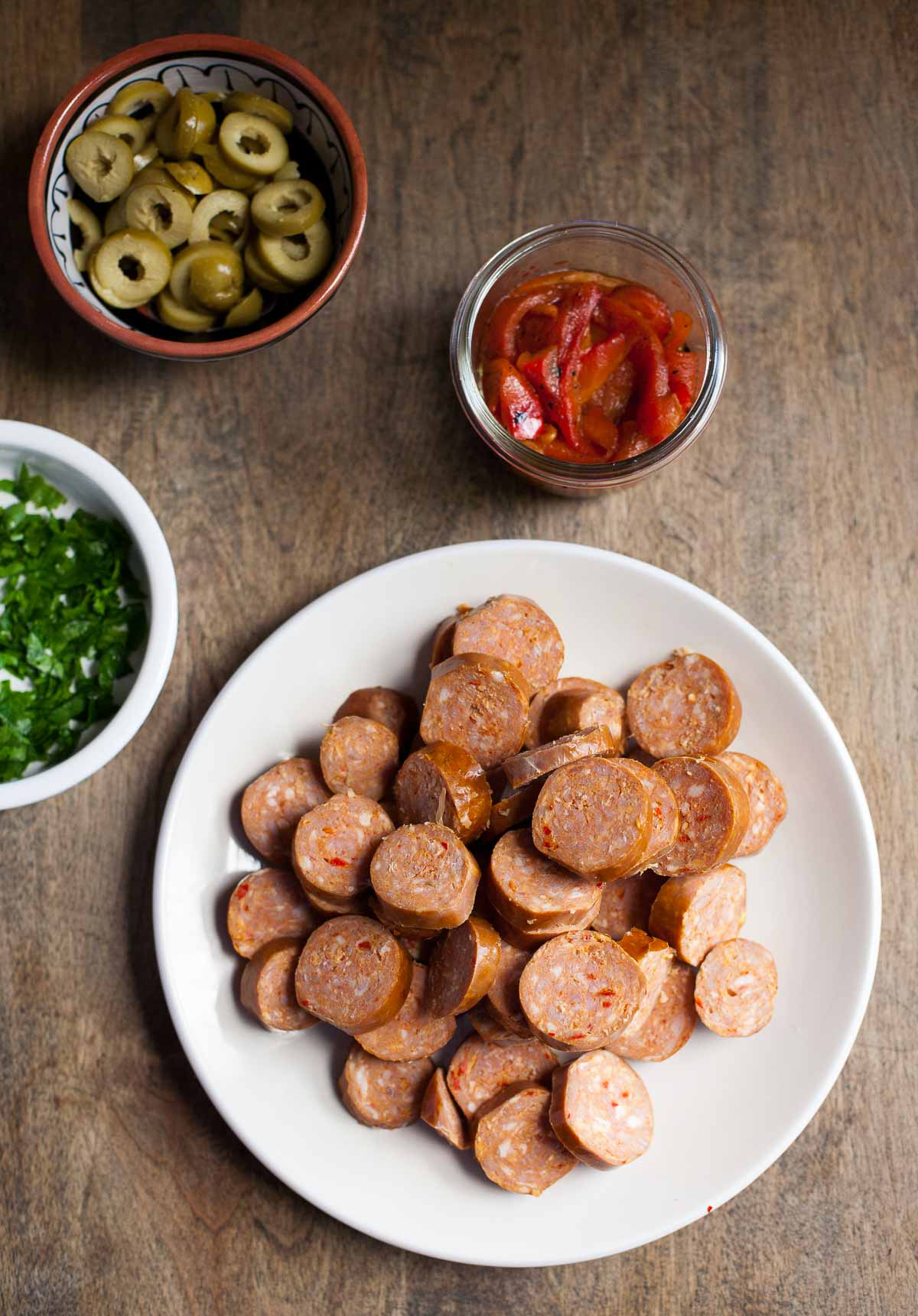 Pollo Chorizo ​​Con Aceitunas Y Pimientos Asados ​​+ Arroz Amarillo | acalculatedwhisk.com ¡Una cena paleo simple y sabrosa!