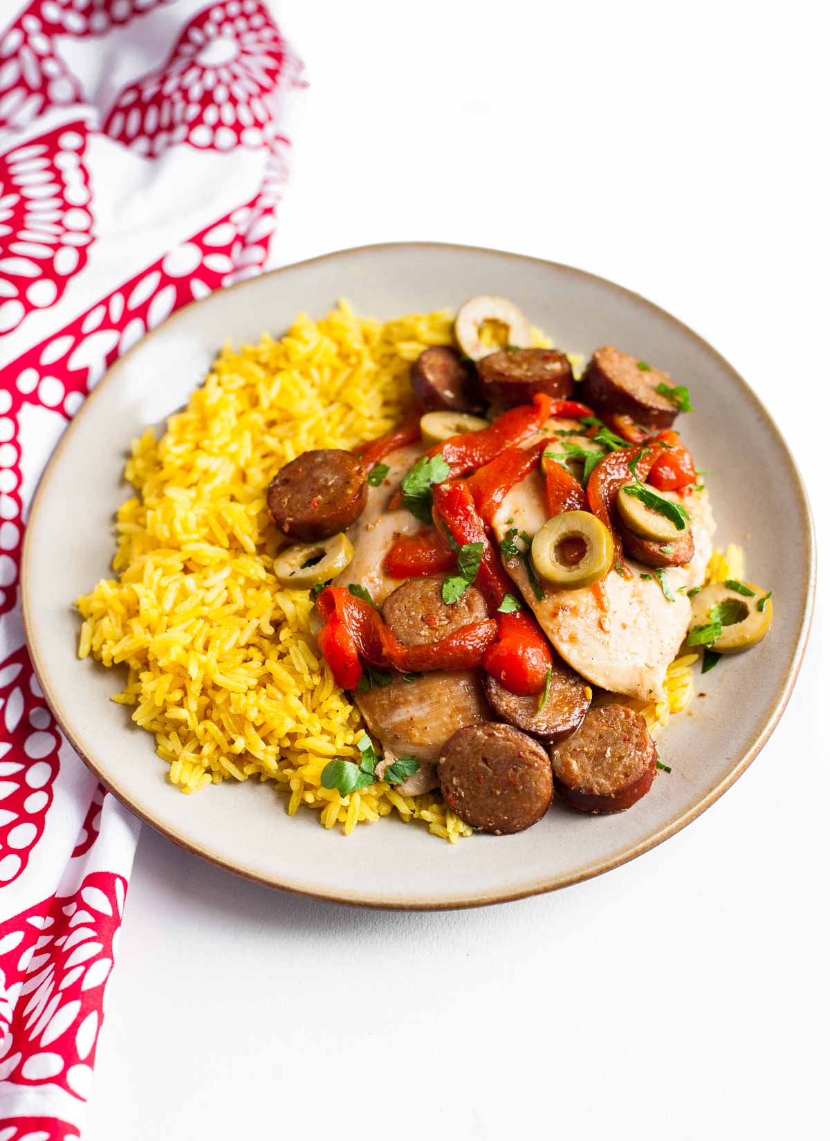 Pollo Chorizo ​​Con Aceitunas Y Pimientos Asados ​​+ Arroz Amarillo | acalculatedwhisk.com ¡Una cena paleo simple y sabrosa!