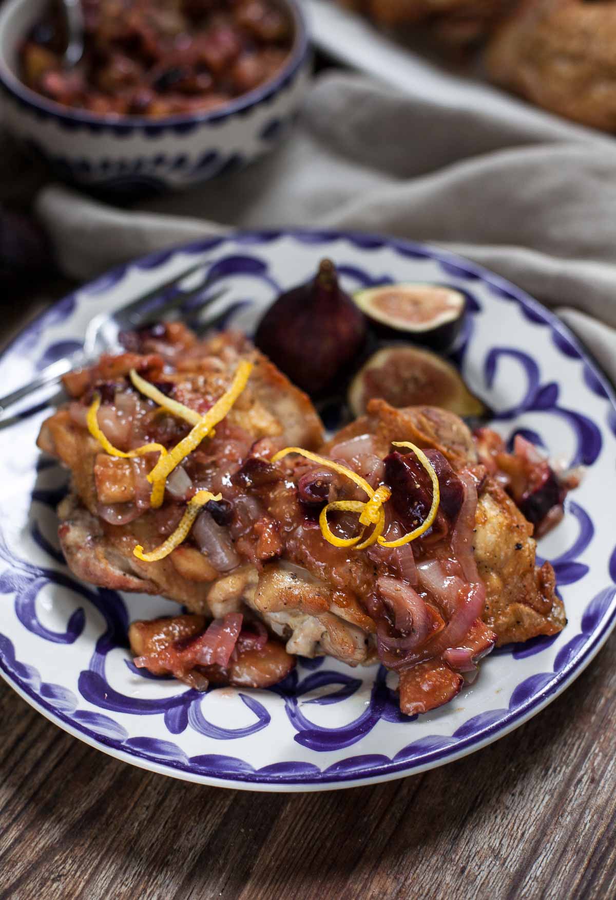 Pollo Crujiente Con Compota De Higo Y Chalota | acalculatedwhisk.com Una cena paleo simple pero gourmet, perfecta para un Whole30 o en cualquier momento. @beckywink