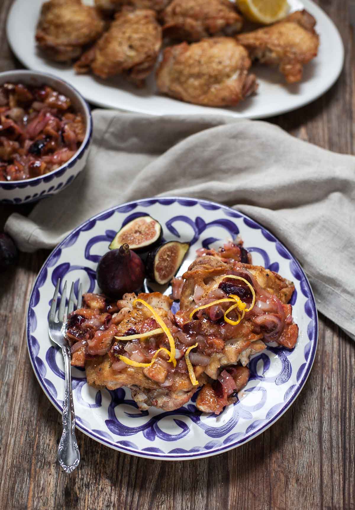 Pollo Crujiente Con Compota De Higo Y Chalota | acalculatedwhisk.com Una cena paleo simple pero gourmet, perfecta para un Whole30 o en cualquier momento. @beckywink