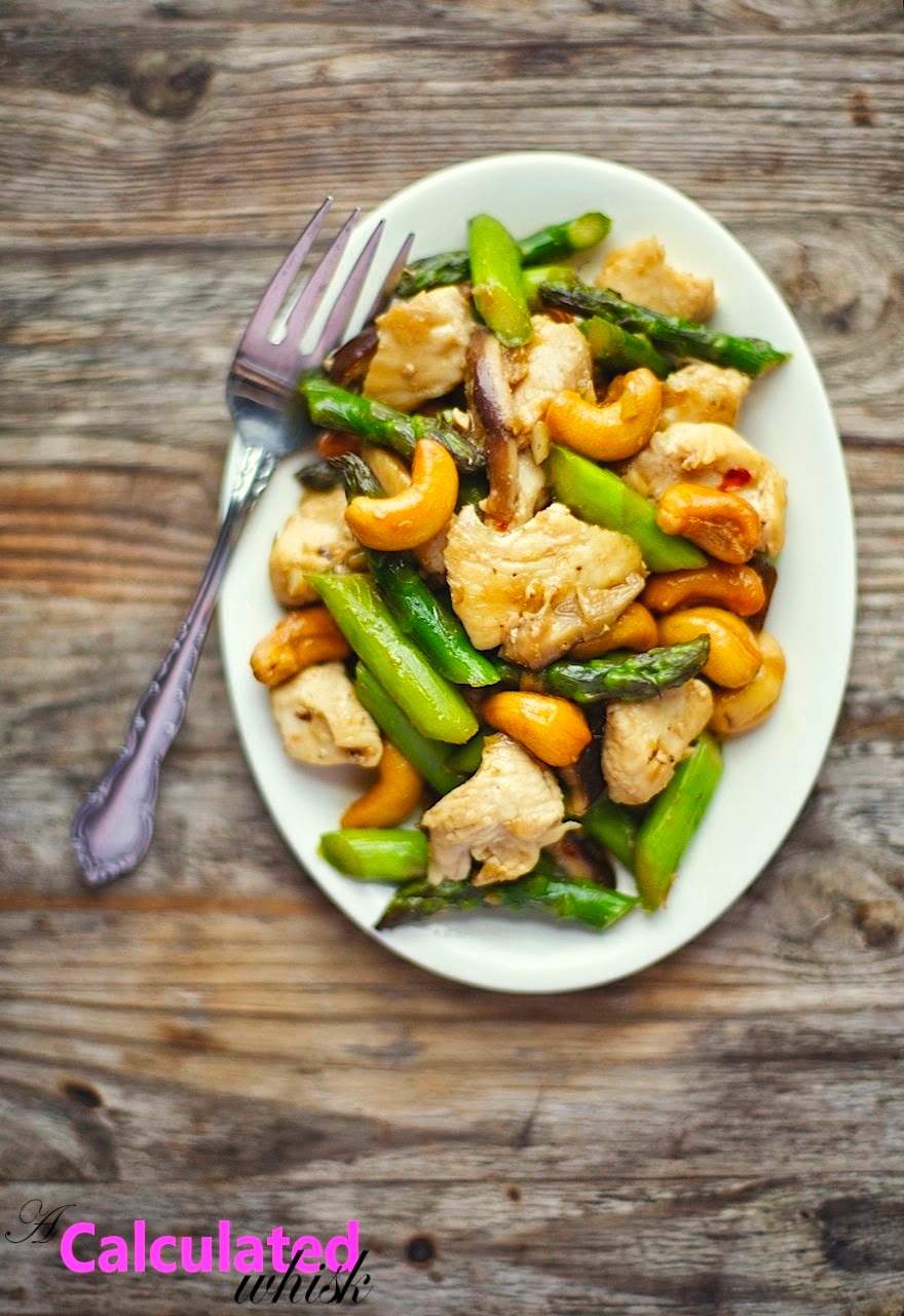 Pollo de anacardo con setas de espárragos y shiitake / acalculatedwhisk.com