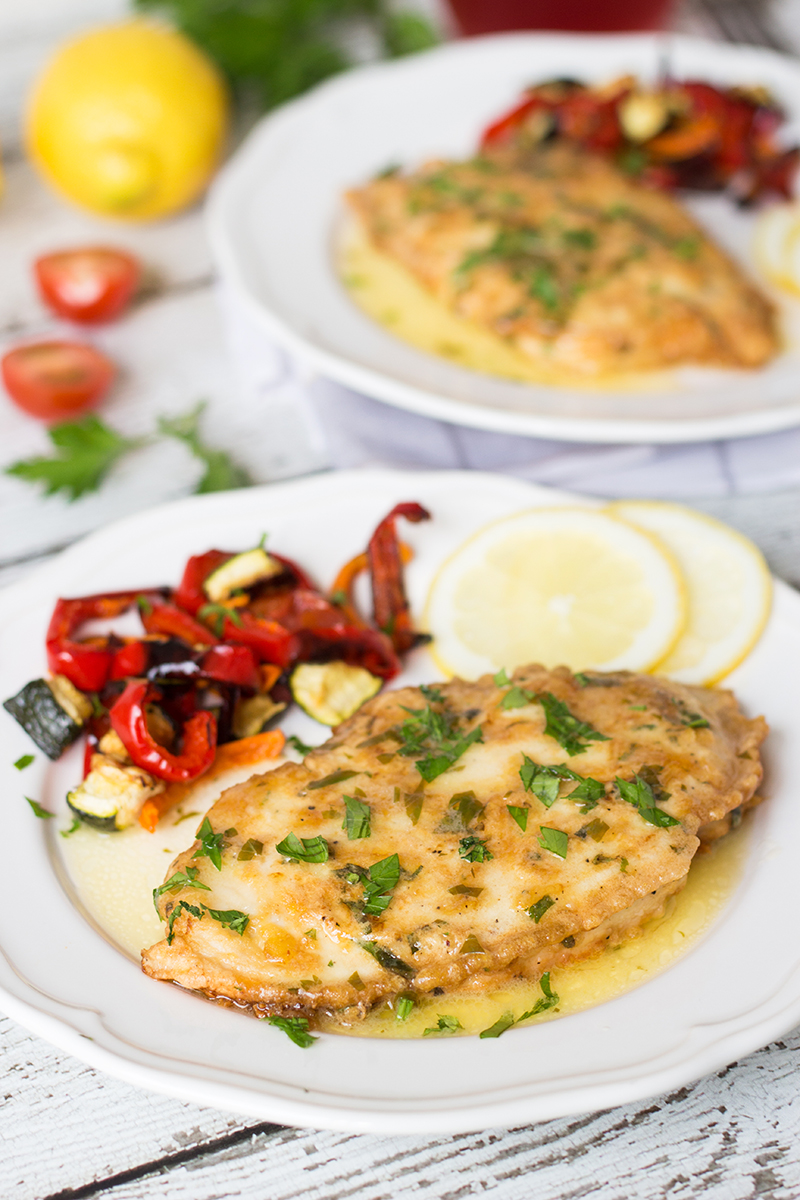 Chicken Francaise es un plato italiano-americano que consiste en chuletas de pollo cocidas con salsa de limón y vino. | cocinartheglobe.com