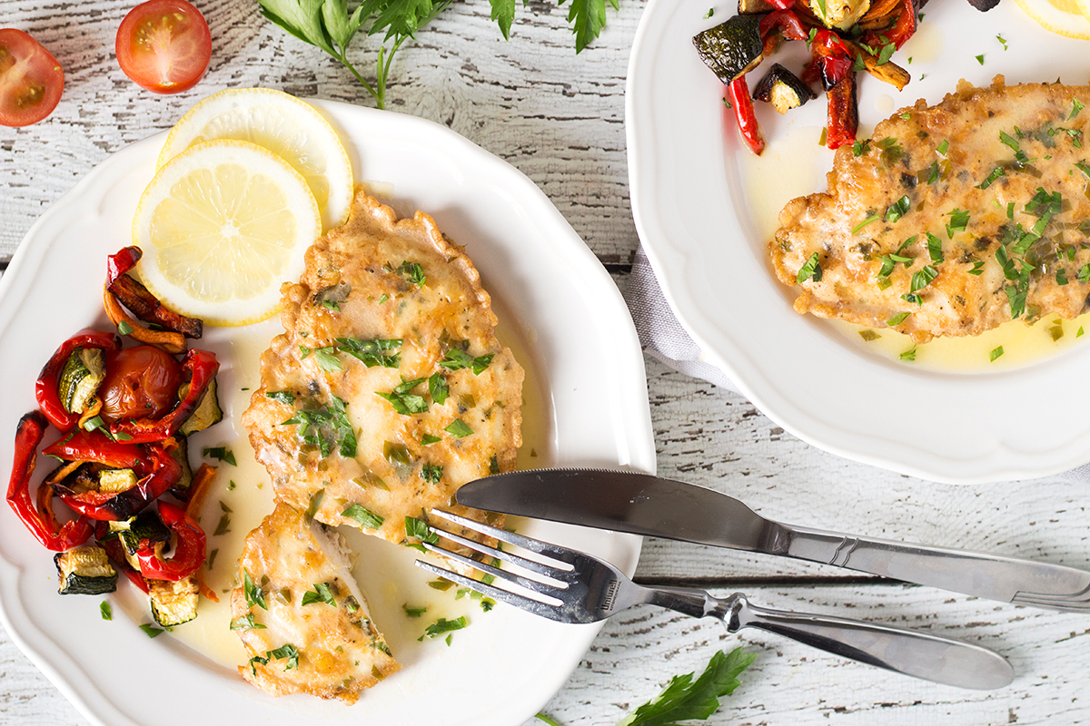 Chicken Francaise es un plato italiano-americano que consiste en chuletas de pollo cocidas con salsa de limón y vino. | cocinartheglobe.com