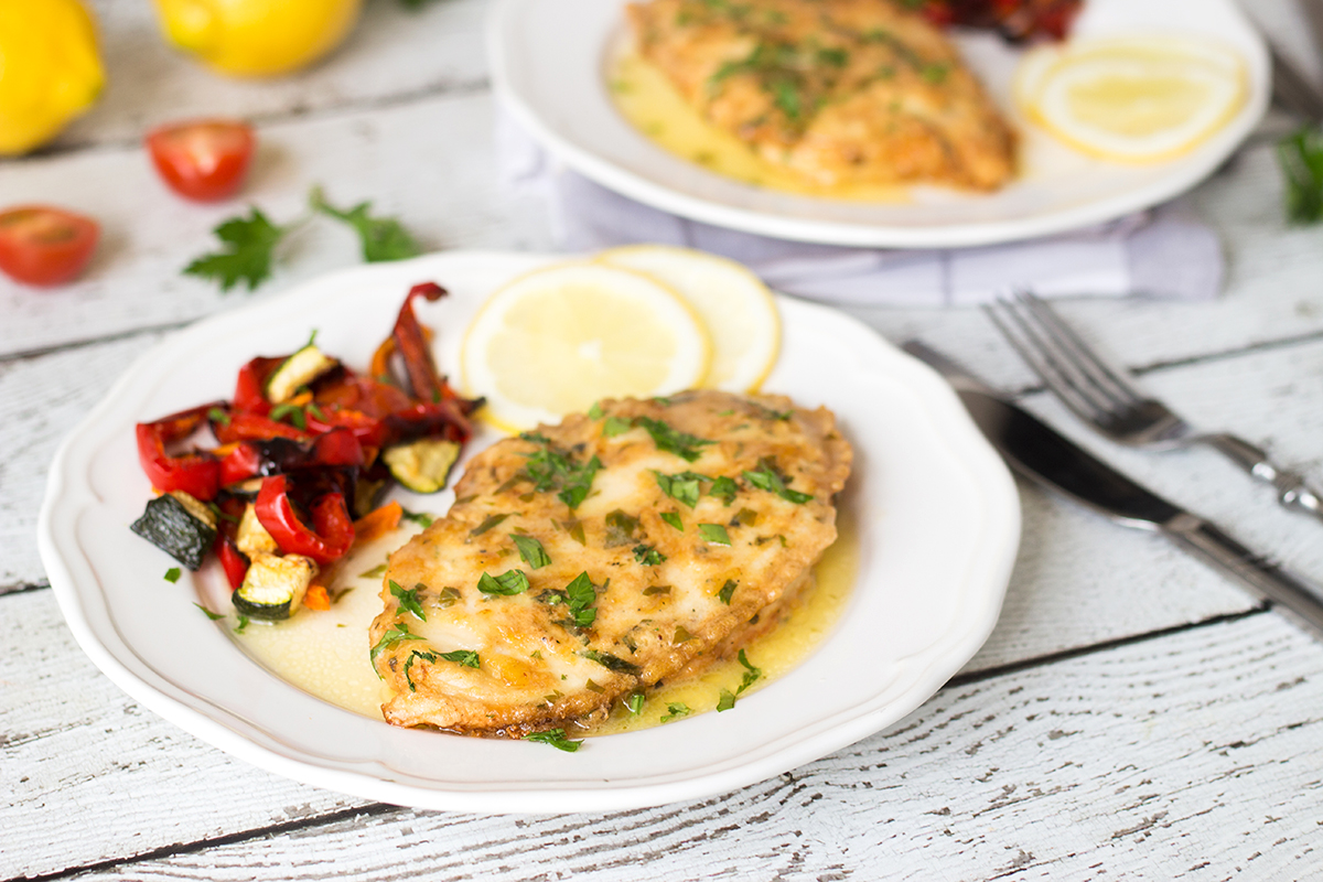 Chicken Francaise es un plato italiano-americano que consiste en chuletas de pollo cocidas con salsa de limón y vino. | cocinartheglobe.com