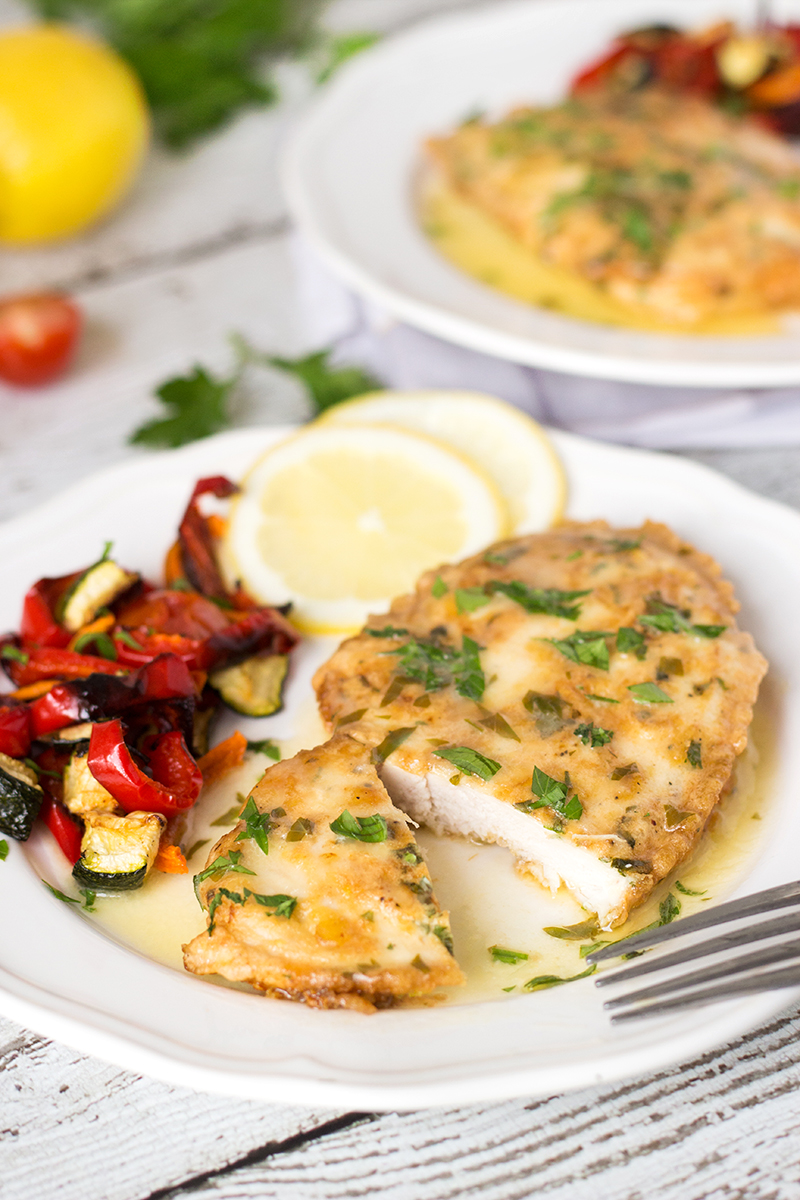 Chicken Francaise es un plato italiano-americano que consiste en chuletas de pollo cocidas con salsa de limón y vino. | cocinartheglobe.com