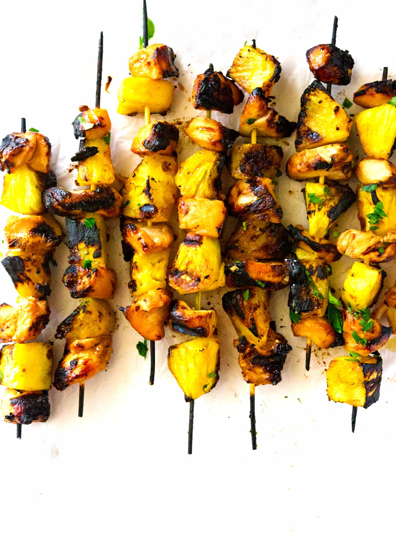 Estas brochetas de pollo y piña hawaianas llevan el pollo y la piña al siguiente nivel. La marinada hawaiana en el pollo y el azúcar moreno en la piña a la parrilla son una manera segura de hacer una deliciosa comida en menos de 10 minutos de cocción. 