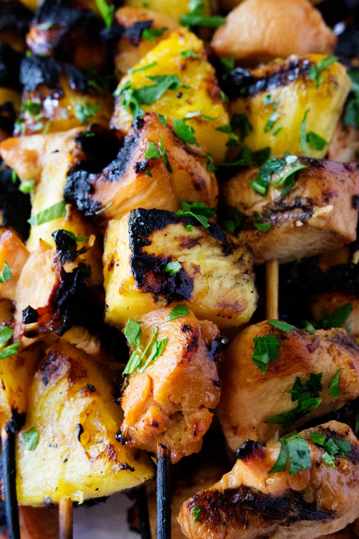 Estas brochetas de pollo y piña hawaianas llevan el pollo y la piña al siguiente nivel. La marinada hawaiana en el pollo y el azúcar moreno en la piña a la parrilla son una manera segura de hacer una deliciosa comida en menos de 10 minutos de cocción. 