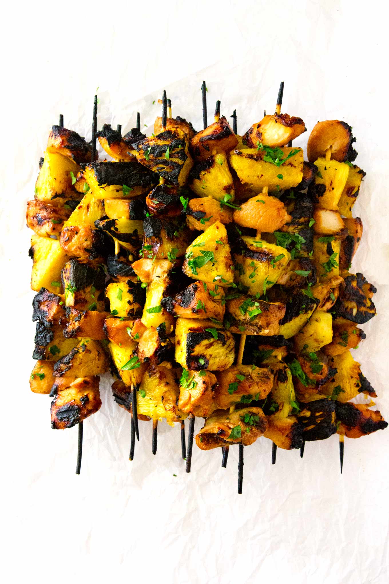 Estas brochetas de pollo y piña hawaianas llevan el pollo y la piña al siguiente nivel. La marinada hawaiana en el pollo y el azúcar moreno en la piña a la parrilla son una manera segura de hacer una deliciosa comida en menos de 10 minutos de cocción. 