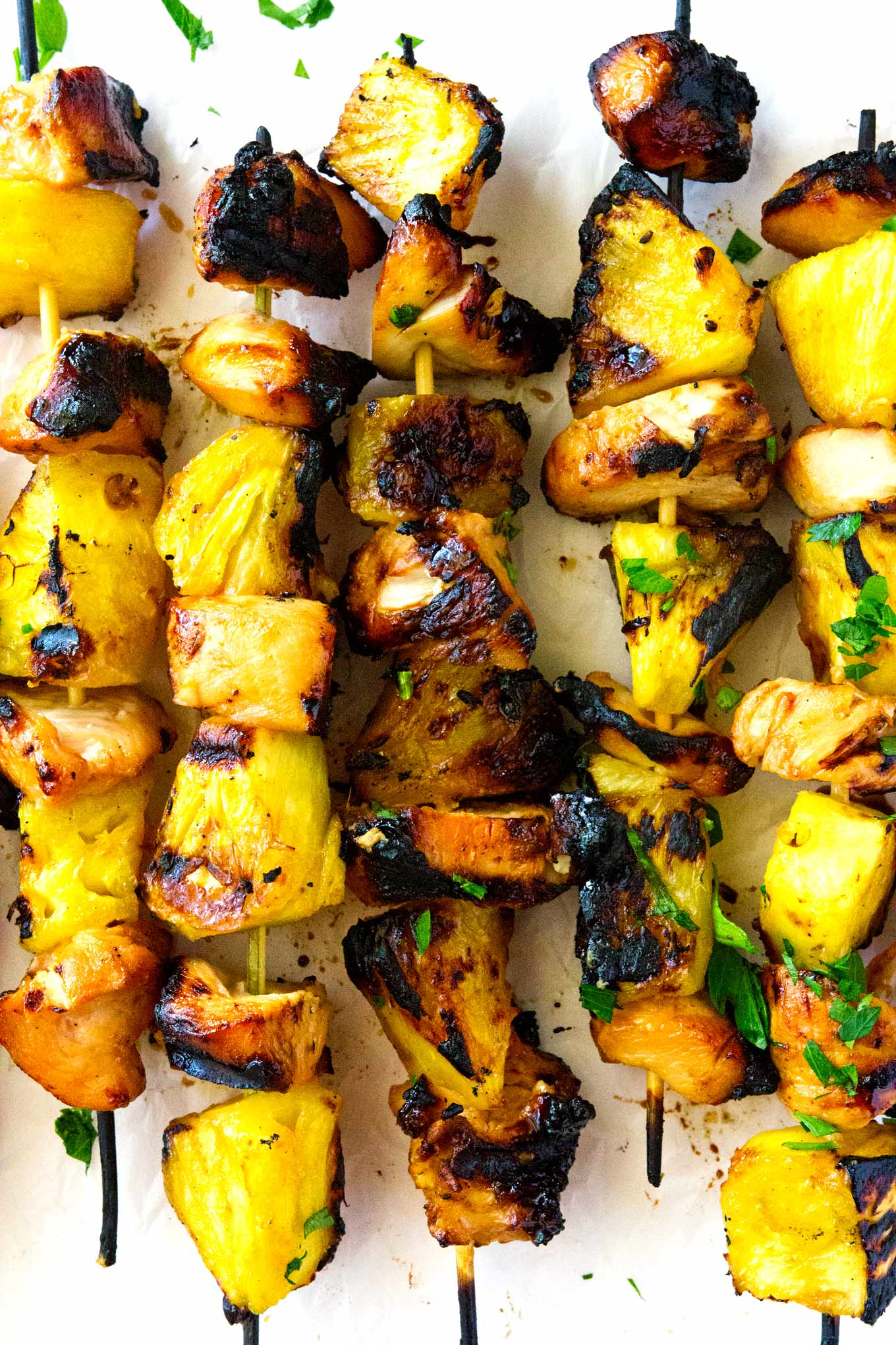 Estas brochetas de pollo y piña hawaianas llevan el pollo y la piña al siguiente nivel. La marinada hawaiana en el pollo y el azúcar moreno en la piña a la parrilla son una manera segura de hacer una deliciosa comida en menos de 10 minutos de cocción. 