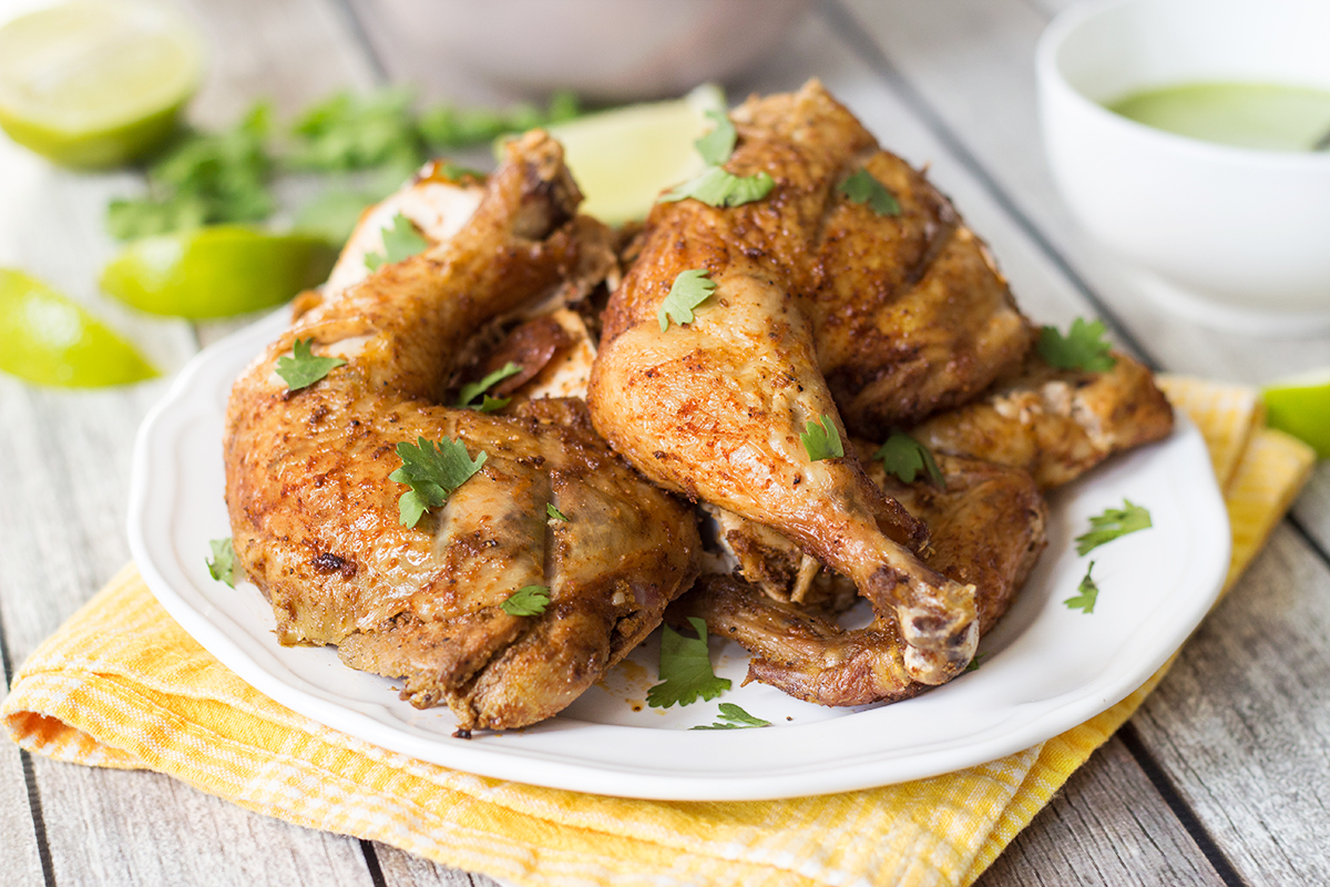 ¡Este pollo peruano con una salsa verde peruana tradicional está destinado a convertirse en una de sus recetas favoritas de pollo!