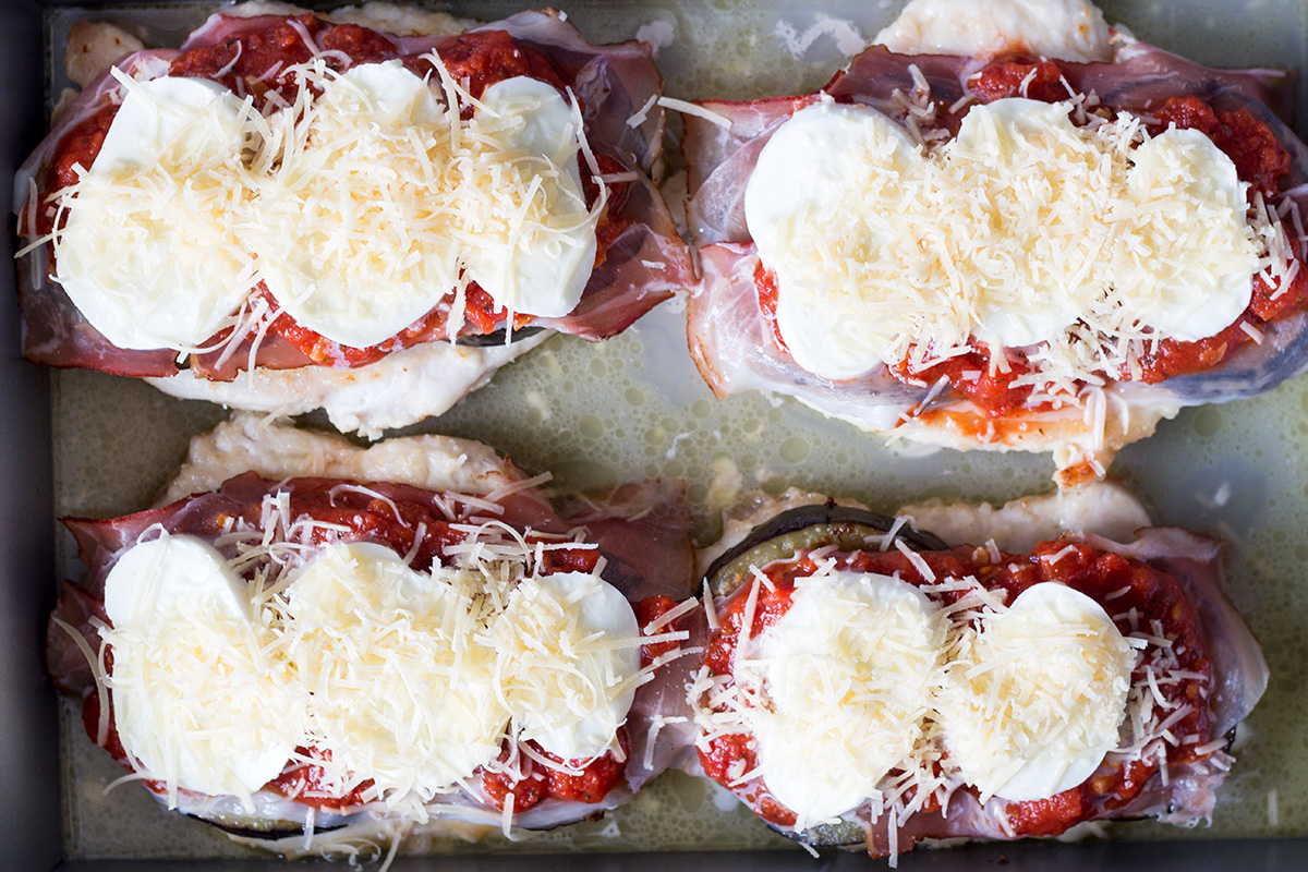 Este Sorrentino de pollo incluye berenjena, jamón, mozzarella, queso parmesano y salsa marinara. ¿Cómo es eso para una combinación? | cocinartheglobe.com