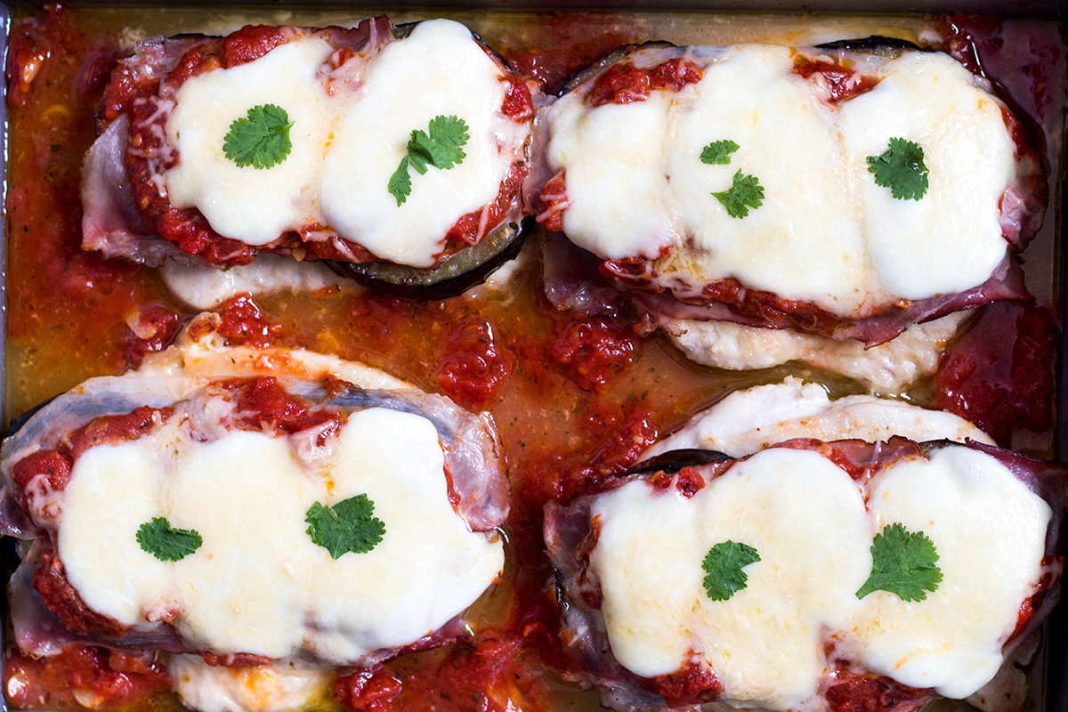 Este Sorrentino de pollo incluye berenjena, jamón, mozzarella, queso parmesano y salsa marinara. ¿Cómo es eso para una combinación? | cocinartheglobe.com