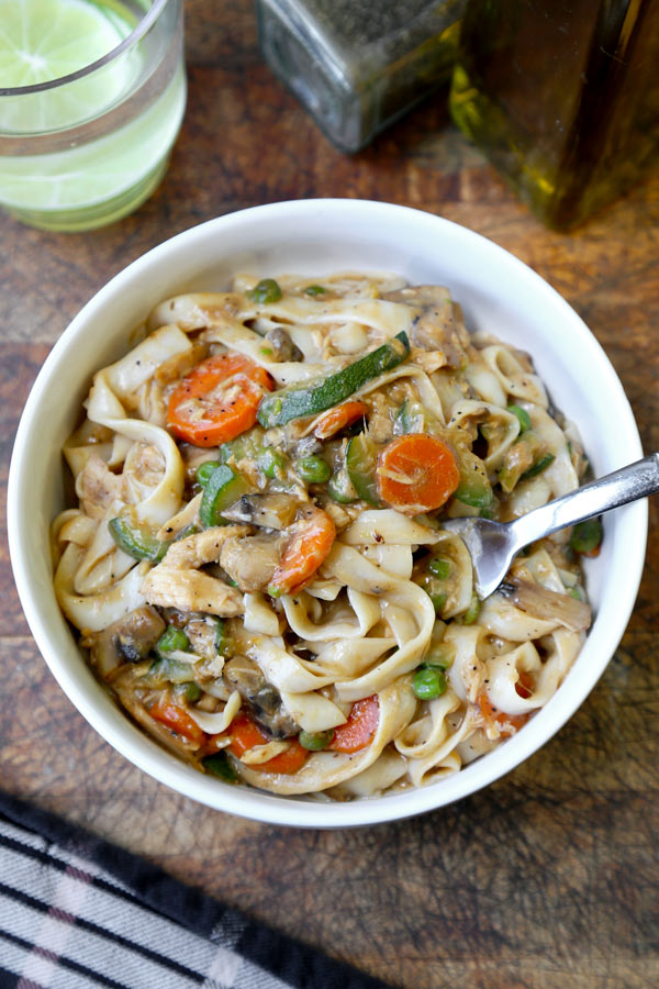¡21 recetas sobresalientes de fideos Shirataki para disfrutar de esta pasta sin calorías de cero calorías de Japón! #glutenfree #paleo #keto #lowcarb | cocinartheglobe.com
