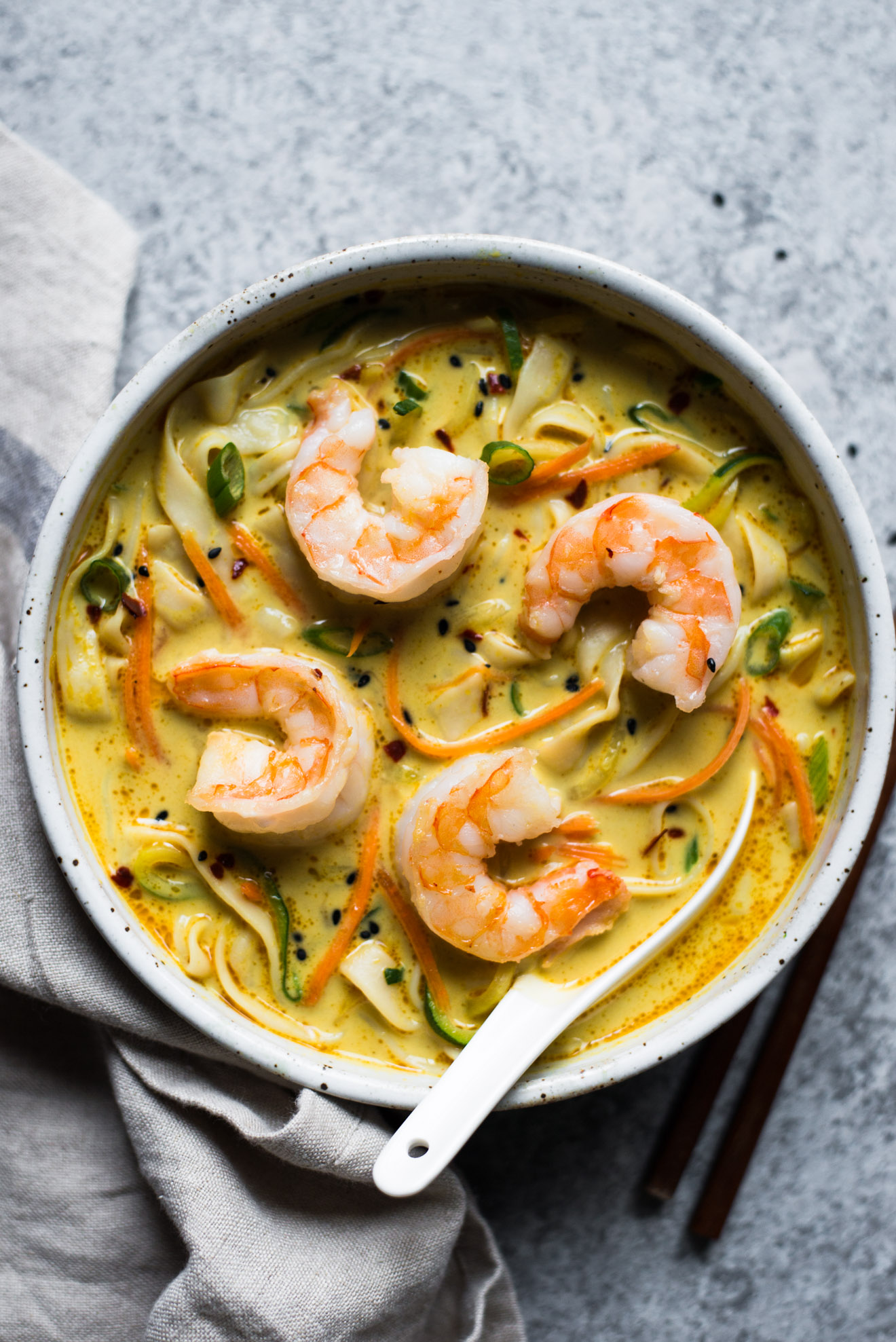 ¡21 recetas sobresalientes de fideos Shirataki para disfrutar de esta pasta sin calorías de cero calorías de Japón! #glutenfree #paleo #keto #lowcarb | cocinartheglobe.com