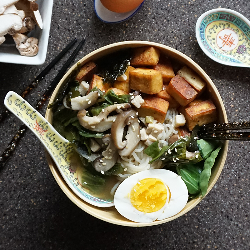 ¡21 recetas sobresalientes de fideos Shirataki para disfrutar de esta pasta sin calorías de cero calorías de Japón! #glutenfree #paleo #keto #lowcarb | cocinartheglobe.com