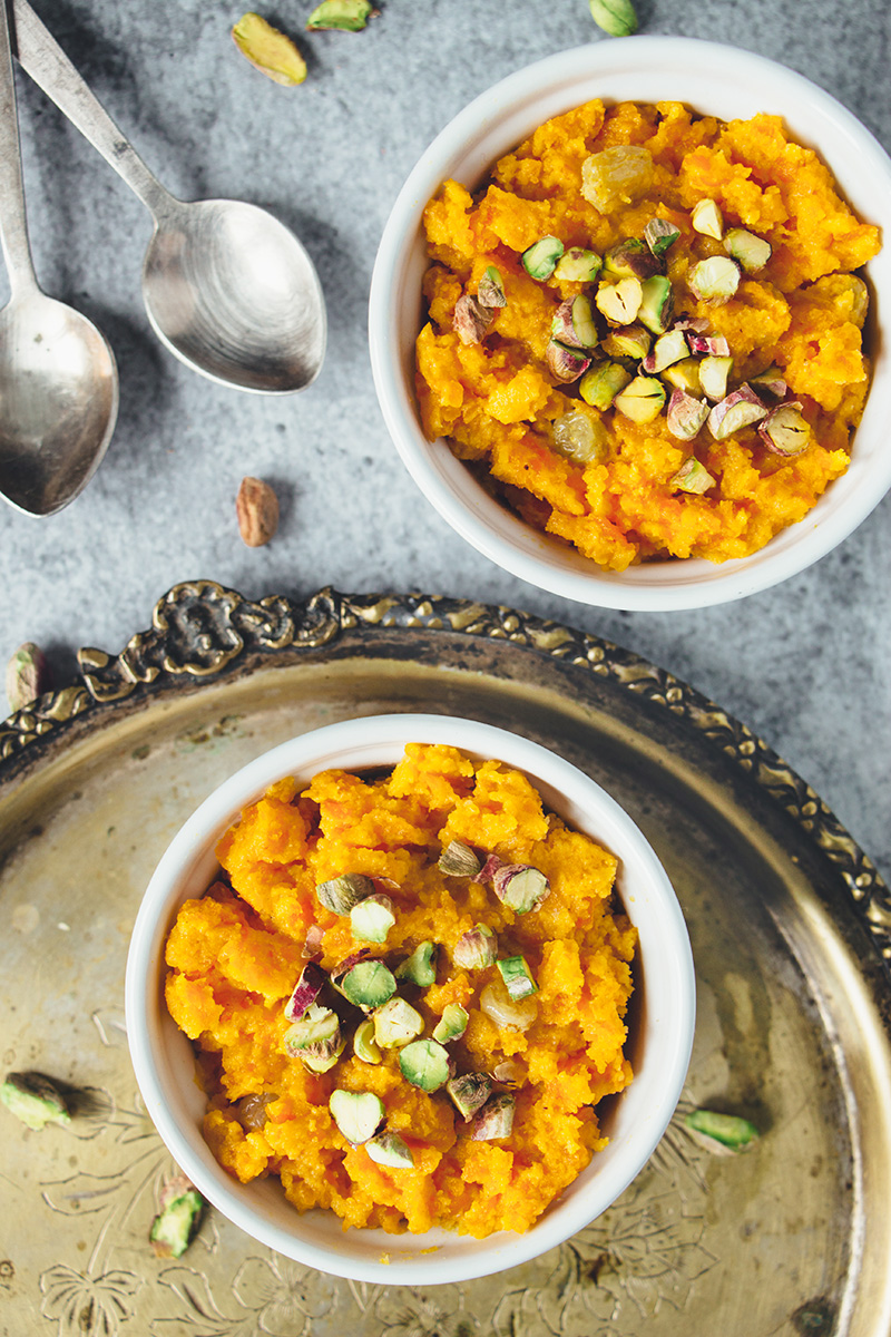 Gajar Ka Halwa es un conocido postre indio de zanahorias que consiste en zanahorias ralladas, ghee, leche, azúcar y nueces. Infundido con cardamomo, es realmente increíble! | cocinartheglobe.com